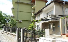Нели Къща за Гости